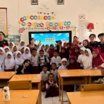 Mahasiswa KKN-T Gelombang 116 Universitas Hasanuddin bersama siswa usai edukasi pemilahan sampah organik dan non-organik di tiga sekolah dasar di Kabupaten Maros sebagai upaya menanamkan kepedulian lingkungan sejak usia dini melalui pembelajaran interaktif, permainan edukatif, serta pre-test dan post-test. (Foto: Dok. Pribadi)